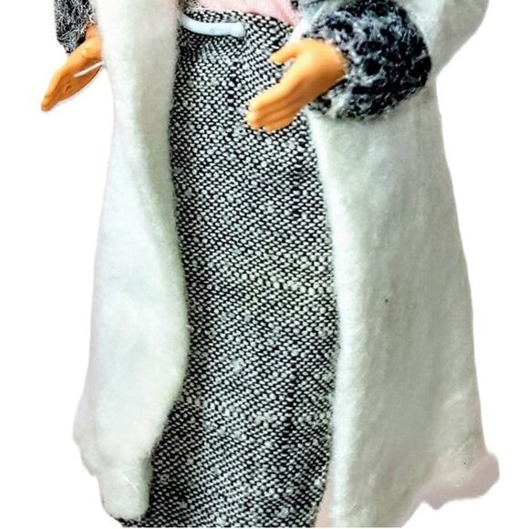 Beautiful Ginger Midge with a Sophisticated Haircut & Designer Suit - Picture 4 of 13